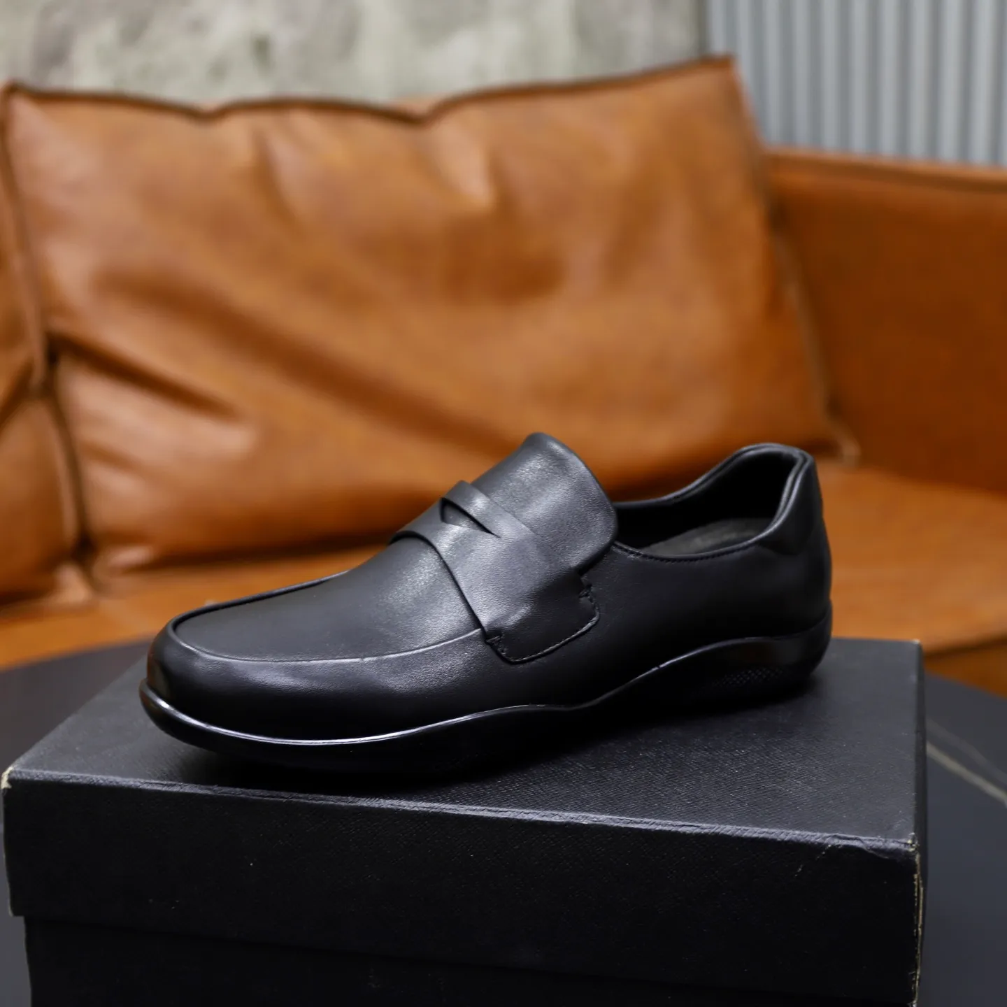 Factory price: 600💰Top original order Brand: PRADA (Prada) Standard code: Men's size 38/44 (45 can be customized) Grade: Same as the official website Material: Original cowhide surface, cowhide lining, original wear-resistant soft outsole Style category: casual sports shoes, young fashion, European and American trends, British style Color: actual picture color